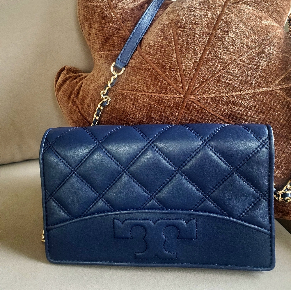 NWT Tory Burch Savannah Quilted Leather T Logo Chain Crossbody Flat Wallet Navy